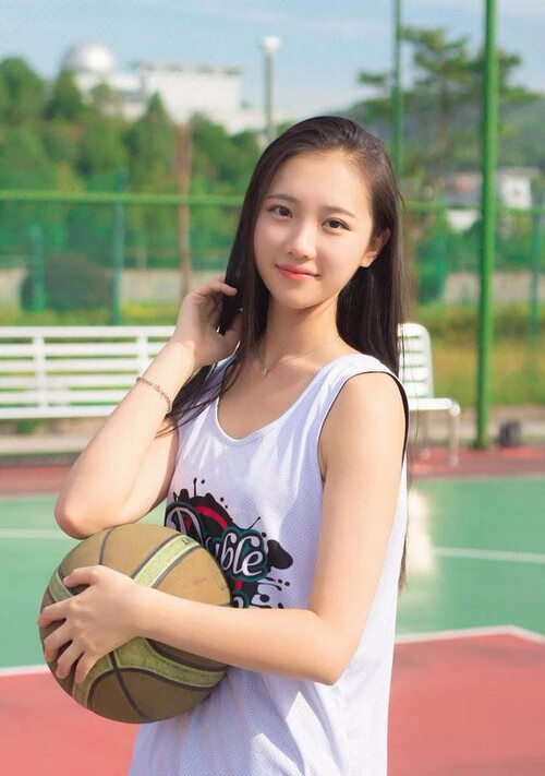 美女球员：球场外的魅力与时尚风采，球星美女