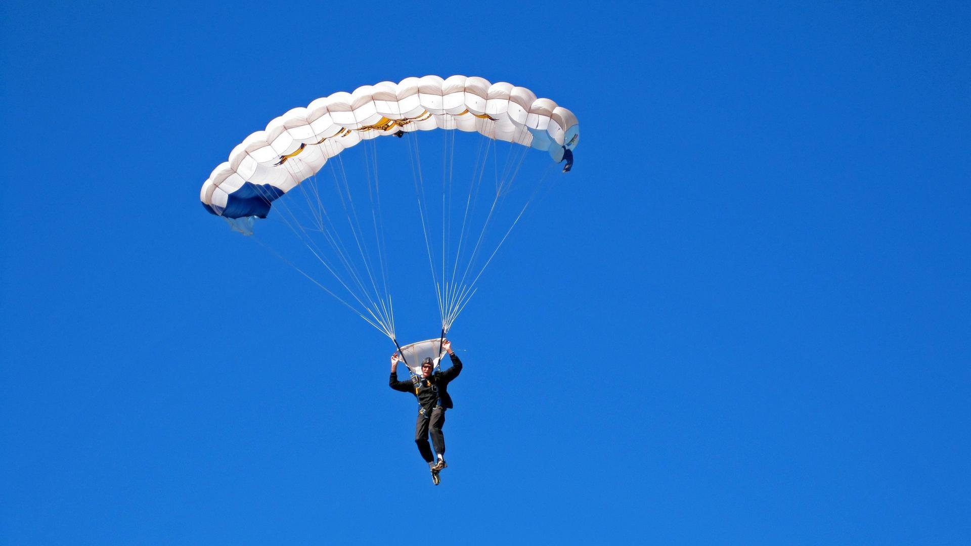 “足球志愿者服务队伍火焰熊熊，助力赛事顺利进行”，足球比赛志愿者需要干什么